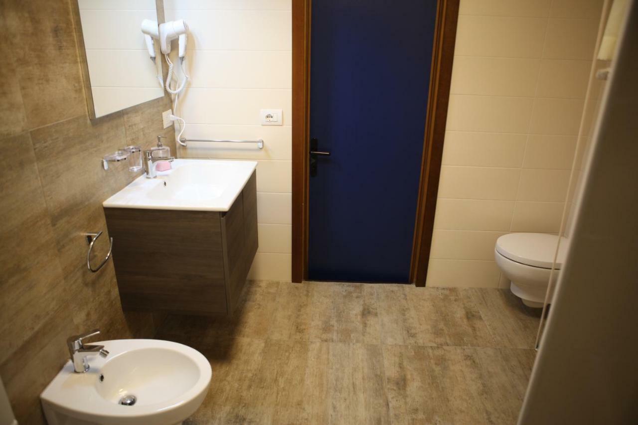 Camera Matrimoniale con Bagno in Comune